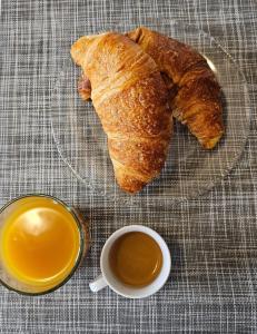 une assiette de croissants à côté d'une tasse de café dans l'établissement La Dimora di Sofia, à Rome