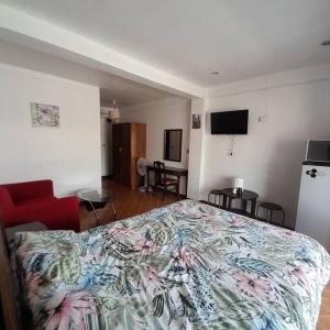 芭達雅中心的住宿－Niran Grand Ville A4F，一间卧室配有一张带彩色床罩的床