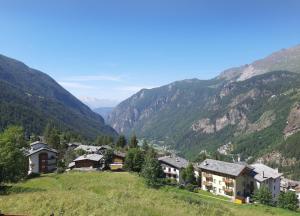 un pueblo en un valle con montañas al fondo en Casa Lo Tzé, en Valtournenche 1 foto más