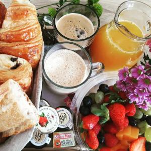 taca ze śniadaniem i napojami w obiekcie Le Sablon - Hébergement bien-être, Spa & massages à 20mn de Reims centre w mieście Unchair