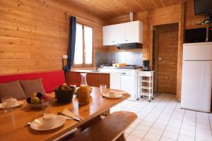 Kuchyň nebo kuchyňský kout v ubytování Les Chalets de Thegra proche de Rocamadour et Padirac