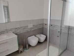ein Bad mit einer Dusche, einem WC und einem Waschbecken in der Unterkunft Villa Chiara in Marina di Sorso