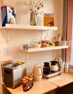 un comptoir de cuisine avec des étagères et des œufs. dans l'établissement ibis budget Noyon, à Noyon