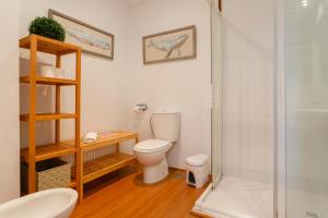 un baño con inodoro y ducha en OCEANO Family Home free parking by Cadiz4Rentals, en Cádiz 37 fotos más