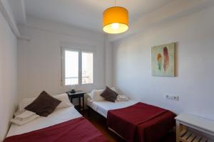 um quarto com duas camas e uma janela em OCEANO Family Home free parking by Cadiz4Rentals em Cádiz