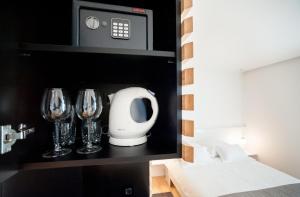 扎达尔Unique Rooms的架子上放着两杯酒的房间