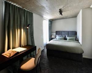 1 dormitorio con cama, escritorio y escritorio en High End Attic Flat in the City Centre en Viena