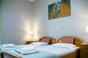 2 Betten in einem Zimmer mit Wandgemälde in der Unterkunft Paradise residency in Nea Iraklitsa