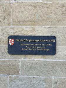 a sign on the side of a brick wall at Hotel-am-Bahnhof Stuttgart-Ditzingen in Ditzingen
