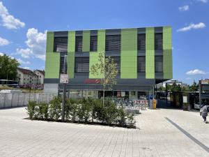 un bâtiment avec un groupe de chaises devant lui dans l'établissement Hotel-am-Bahnhof Stuttgart-Ditzingen, à Ditzingen