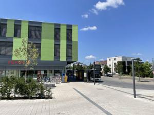 - un bâtiment dans une rue de la ville avec des chaises en face dans l'établissement Hotel-am-Bahnhof Stuttgart-Ditzingen, à Ditzingen