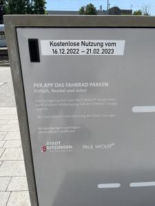 una señal para el pabellón de enfermería en Hotel-am-Bahnhof Stuttgart-Ditzingen, en Ditzingen