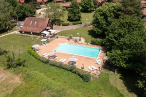 una vista aérea de una casa con piscina en Les Chalets de Thegra proche de Rocamadour et Padirac, en Thégra
