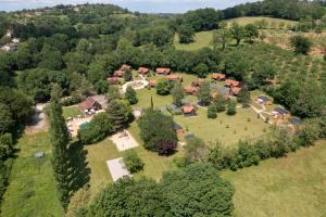 una vista aerea di una casa su una collina con alberi di Les Chalets de Thegra proche de Rocamadour et Padirac a Thégra