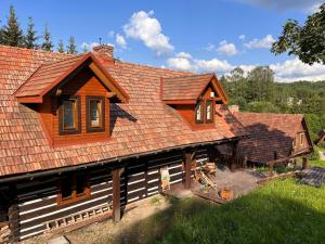 a log cabin with a shingled roof at Chata Wetłyna II in Wetlina