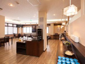 um lobby de um hotel com um balcão com comida em Business Hotel Isesaki Heisei Inn em Isesaki