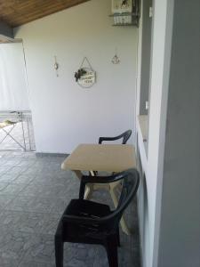 基利尼的住宿－Panorama Rooms，一张小桌子和一把椅子