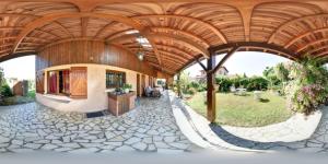 Casa con techo de madera y suelo de piedra en Chambres Du Petit Bonheur en Biscarrosse