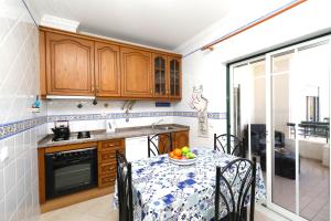 Dapur atau dapur kecil di Apartment Alfarrobeira-with Superb Sun Terrace