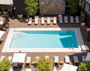 Wellington Hotel & Spa Madrid في مدريد: اطلالة علوية على مسبح وكراسي الصالة