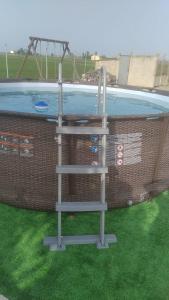 デルテブレにあるCaseta Manigotxaのスイミングプール前の梯子