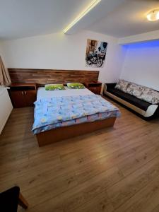 1 dormitorio pequeño con 1 cama y 1 sofá en Apartment Cozia, en Timisoara