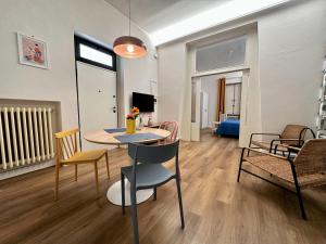 a living room with a dining room table and chairs at B&B La Farfalla in Pescara