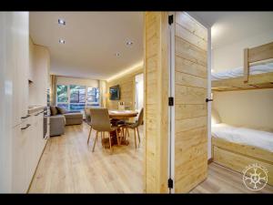a bedroom with a bunk bed and a dining room at MONTLUDE de Alma de Nieve in Baqueira-Beret