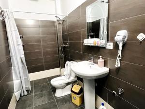 y baño con lavabo, aseo y espejo. en Mili apartments, en Berat
