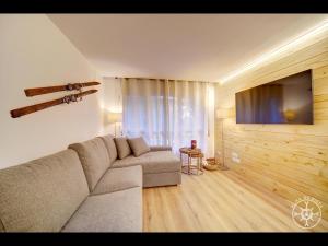 a living room with a couch and a flat screen tv at MONTLUDE de Alma de Nieve in Baqueira-Beret