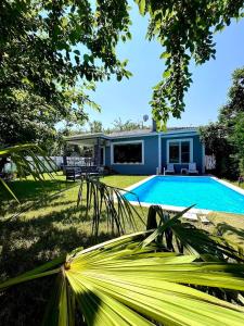 una casa con piscina in un cortile di HAN HOUSE SAPANCA a Sapanca