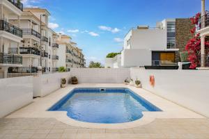 a swimming pool in the middle of a building at IsaBela Holidays in Olhos de Água