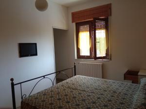 1 dormitorio con cama y ventana en Next stop Paestum, en Paestum