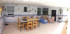 a dining room with a table and chairs at Casa rural la casa del Conde in Puebla de la Parrilla