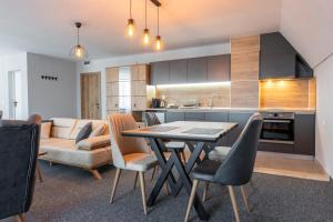 uma cozinha e sala de estar com mesa e cadeiras em Къща за гости "Лилия 5" em Lozenets