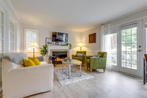 uma sala de estar com um sofá e cadeiras e uma lareira em Charming Norwich Condo with Pool Access! em Norwich