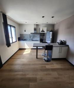 una camera con cucina con tavolo e bancone di appartement 40 m 2 a Pérols