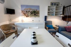 マリネッラにあるAppartamento Selinunteのリビングルーム(白いテーブル、椅子付)