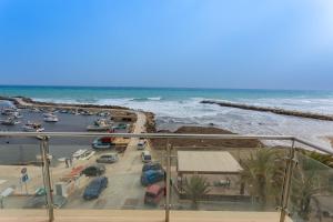 un balcone con vista sulla spiaggia di un condominio di Appartamento Selinunte a Marinella di Selinunte