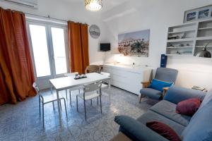 a living room with a table and a couch at Appartamento Selinunte in Marinella di Selinunte