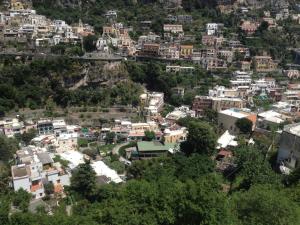 Nespecifikovaný výhled na destinaci Positano nebo výhled na město při pohledu z bed and breakfast