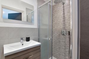 a bathroom with a sink and a shower at Spacious, 3 bedroom, 2 bathroom, Surbiton in Surbiton