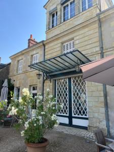 un bâtiment avec un auvent devant un bâtiment dans l'établissement Chambres d'hôtes Les Perce Neige, à Vernou-sur-Brenne