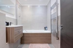 Bilik mandi di Spacious, 3 bedroom, 2 bathroom, Surbiton