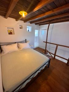 1 dormitorio con 1 cama en una habitación en Rizes Mykonos - Folklore Farmstead, en Mykonos ciudad