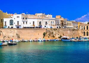 een groep boten in een haven met gebouwen bij Casa Mignano in Gallipoli