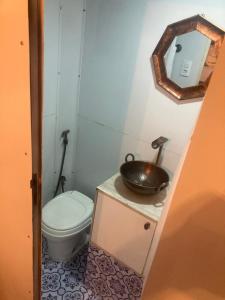 Uma casa de banho em Salamandra trailerhome