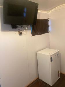 TV a/nebo společenská místnost v ubytování Salamandra trailerhome