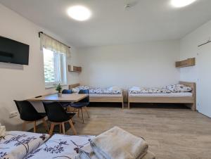 En eller flere senger på et rom på Restaurace a penzion Gansberg