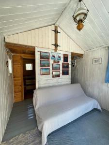 Treimani的住宿－Teeveere kämping，卧室配有白色的床和天花板